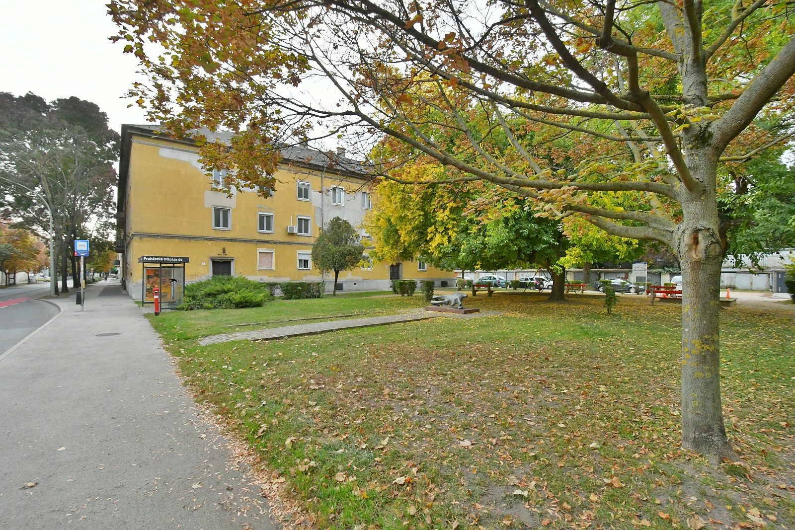 Hat új fát is telepítenek a Prohászka Ottokár utcában megújuló kis parkba